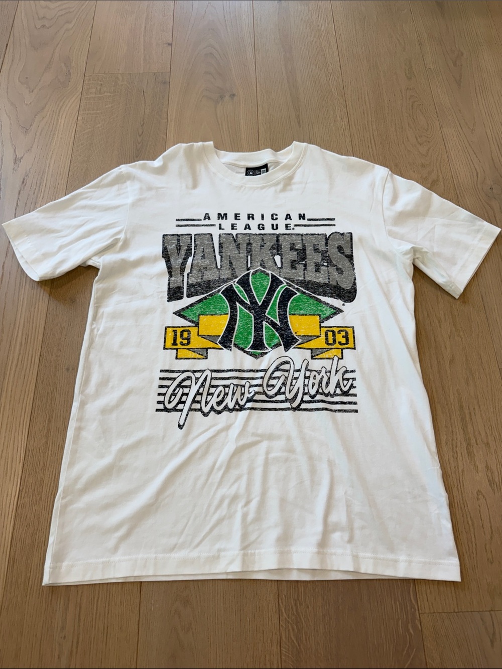 New York Yankees White Graphic Tee Men’s Medium